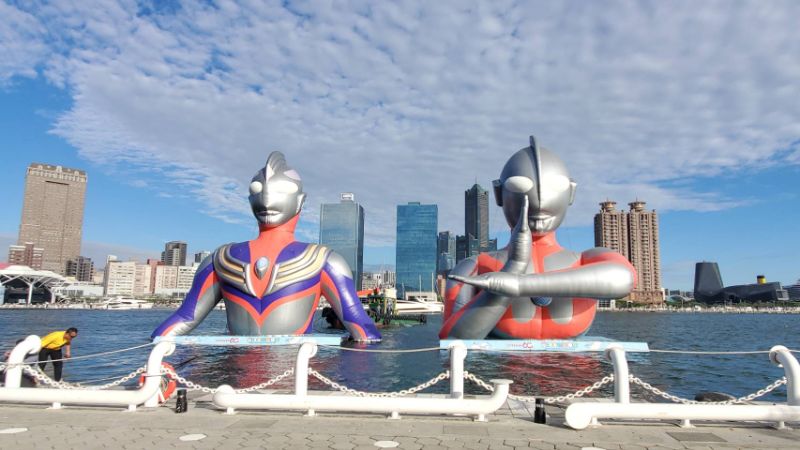 閉幕式中，超人力霸王迪卡與初代超人力霸王跨世代同框。(漾新聞記者陳雯萍攝)