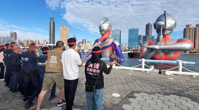 副市長李懷仁、觀光局長高閔琳、運發局長侯尊堯、教育局長吳立森、青年局長林楷軒及觀光協會代表，帶領民眾，閉幕式後，揮別跨世代同框的超人力霸王迪卡與初代超人力霸王，相約明年冬日遊樂園再相見。(漾新聞記者陳雯萍攝)