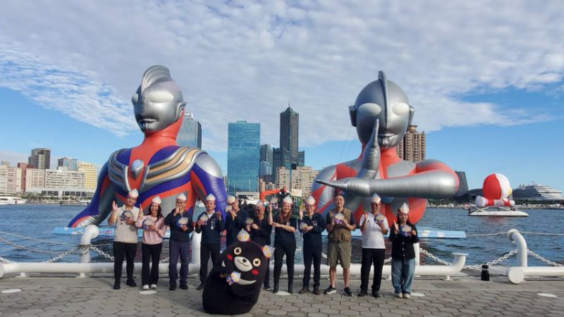 副市長李懷仁、觀光局長高閔琳、運發局長侯尊堯、教育局長吳立森、青年局長林楷軒及觀光協會代表，帶領民眾，閉幕式後，揮別跨世代同框的超人力霸王迪卡與初代超人力霸王，相約明年冬日遊樂園再相見。(漾新聞記者陳雯萍攝)