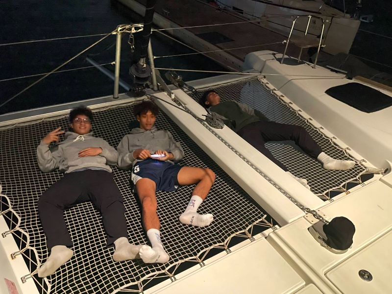 迎接來自帛琉的無私分享號駛入高雄港，高師大學生在移動式的教室進行海上體驗。