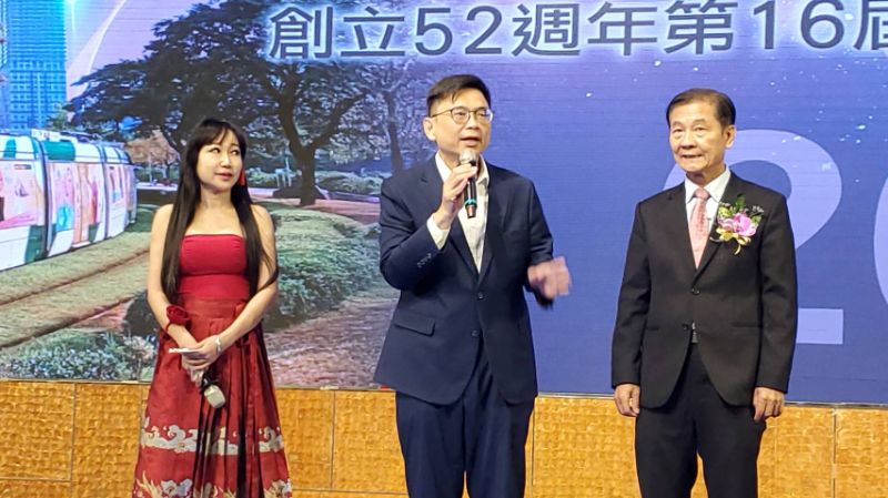 立委賴瑞隆致詞時強調，未來，希望與大家一同，為高雄創造下一個更美好的十年。(漾新聞記者陳雯萍攝)