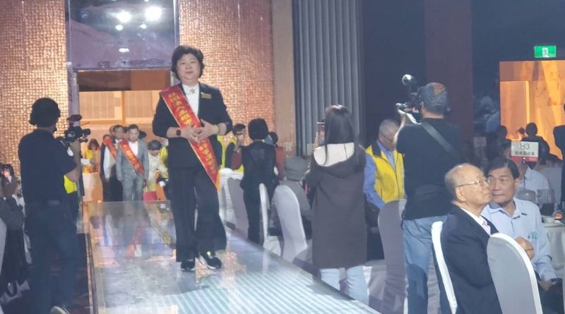 推薦人進場。圖為高雄市好人好事協會理事長柯秀華。(漾新聞記者陳雯萍攝)