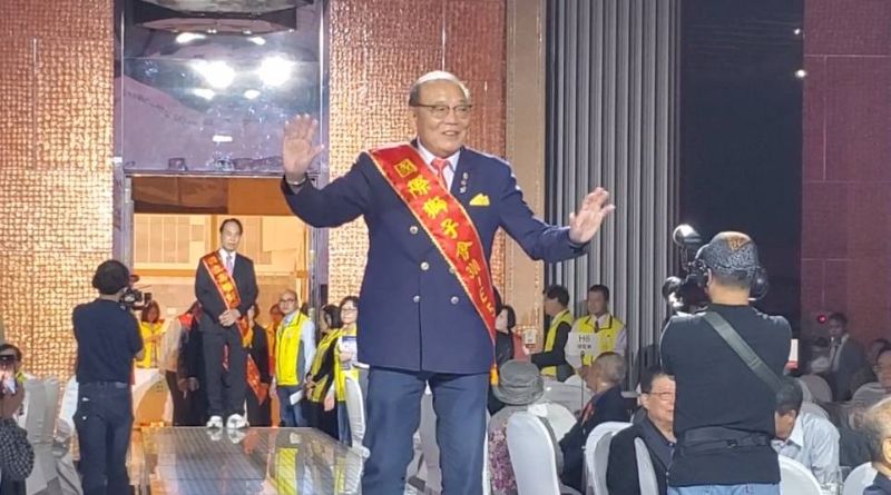 推薦人進場。圖為國際獅子會300e5區總監李慶春。(漾新聞記者陳雯萍攝)