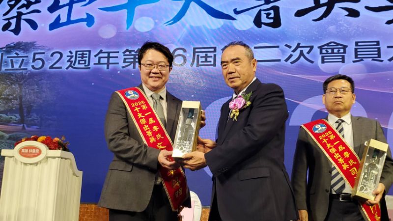 總統府國策顧問洪團樟(右)代表總統賴清德贈送總統酒予當選人。(漾新聞記者陳雯萍攝)