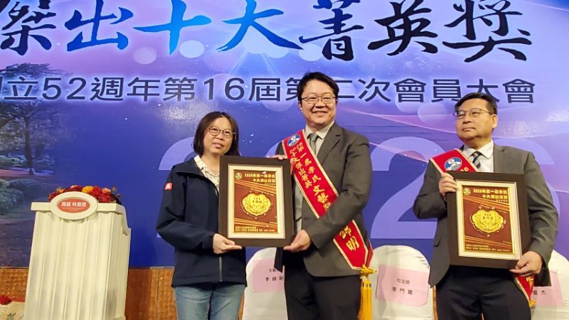 社會局長蔡宛芬(左)代表市長陳其邁致贈當選人獎牌。（漾新聞記者陳雯萍攝)