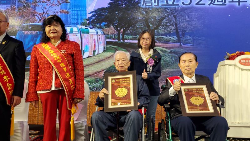 社會局長蔡宛芬(後)代表市長陳其邁致贈當選人獎牌。（漾新聞記者陳雯萍攝)