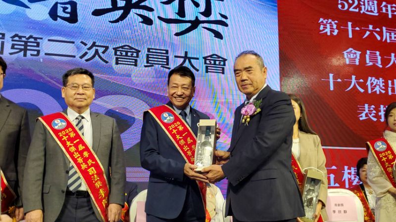 總統府國策顧問洪團樟(右)代表總統賴清德贈送總統酒予當選人。(漾新聞記者陳雯萍攝)