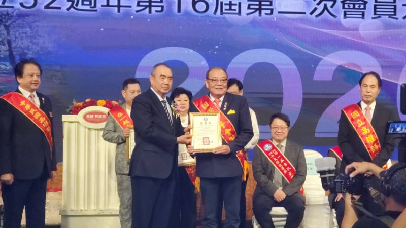 總統府國策顧問洪團樟(左)代表頒發推薦人感謝狀。(漾新聞記者陳雯萍攝)