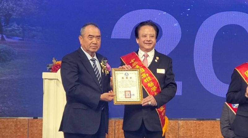 總統府國策顧問洪團樟(左)代表頒發推薦人感謝狀。(漾新聞記者陳雯萍攝)