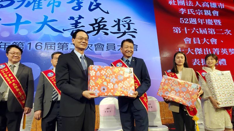 議會秘書長黃錦平(左)代表議長康裕成贈送當選人禮物。（漾新聞記者陳雯萍攝)