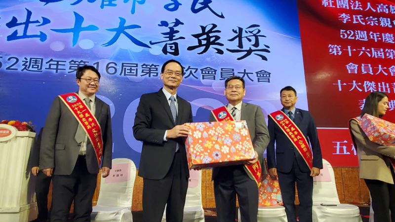 議會秘書長黃錦平(左)代表議長康裕成贈送當選人禮物。（漾新聞記者陳雯萍攝)