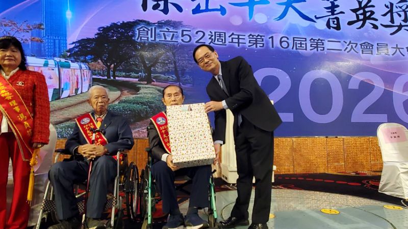 議會秘書長黃錦平(右)代表議長康裕成贈送當選人禮物。（漾新聞記者陳雯萍攝)