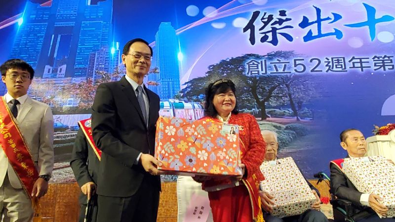 議會秘書長黃錦平(左)代表議長康裕成贈送當選人禮物。（漾新聞記者陳雯萍攝)