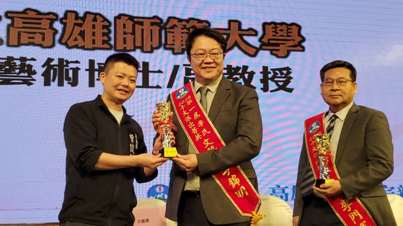 副議長曾俊傑(左)致贈當選人獎盃。（漾新聞記者陳雯萍攝)