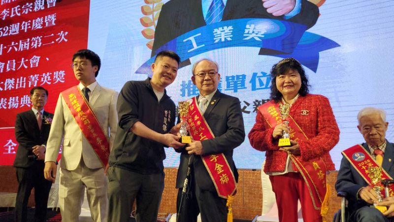 副議長曾俊傑(左)致贈當選人獎盃。（漾新聞記者陳雯萍攝)