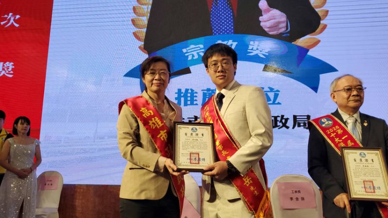 民政局視察許淑媛代表局長頒發當選人當選證書。（漾新聞記者陳雯萍攝)