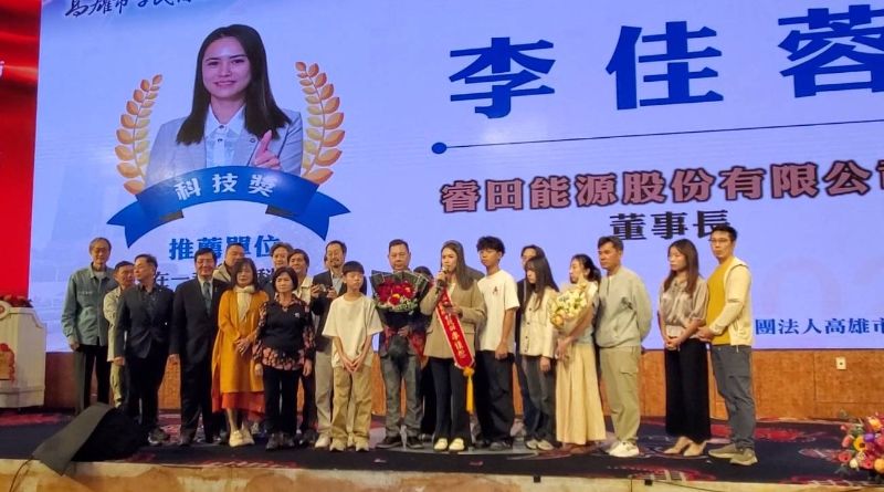 圖／高雄李氏宗親會首辦菁英獎席開百桌，十大典範榮耀加冕，發表感言後與親友團合影，共享榮耀。(漾新聞記者陳雯萍攝)