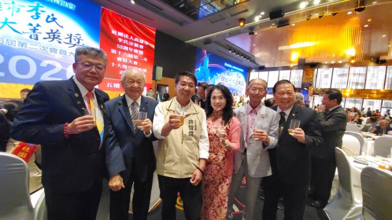 華南獅子會前總監賴明言、分區主席黃宣華、會長毛偉同等人與立委許智傑合影。(漾新聞記者陳雯萍攝)