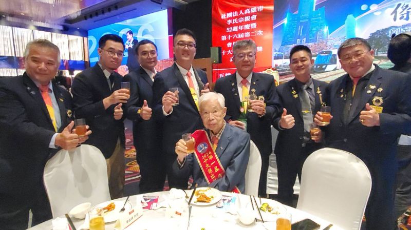 華南獅子會前總監賴明言、分區主席黃宣華、會長毛偉同等人恭賀創會長李宗義當選。(漾新聞記者陳雯萍攝)