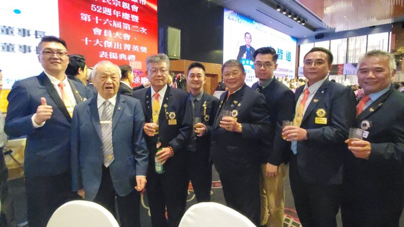 華南獅子會前總監賴明言、分區主席黃宣華、會長毛偉同等人與東區獅子會創會長黃榮發合影。(漾新聞記者陳雯萍攝)