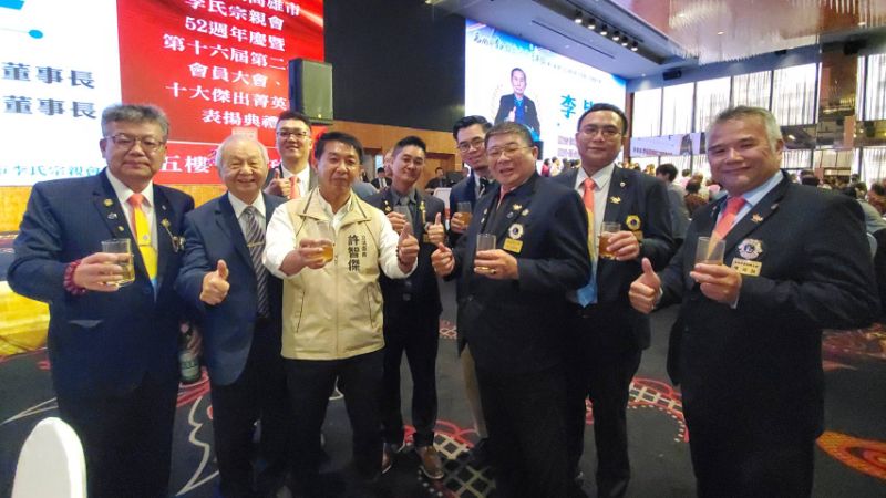 華南獅子會前總監賴明言、分區主席黃宣華、會長毛偉同等人與立委許智傑合影。(漾新聞記者陳雯萍攝)