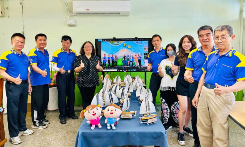 高雄市前鎮國小與屏東縣東港鎮大潭國小攜手準備象徵海洋文化情誼的彩色雷雕帆船紀念禮，在港灣的海風與掌聲中致贈船員，見證南島民族跨越國界的深厚連結。(漾新聞記者陳雯萍翻攝)