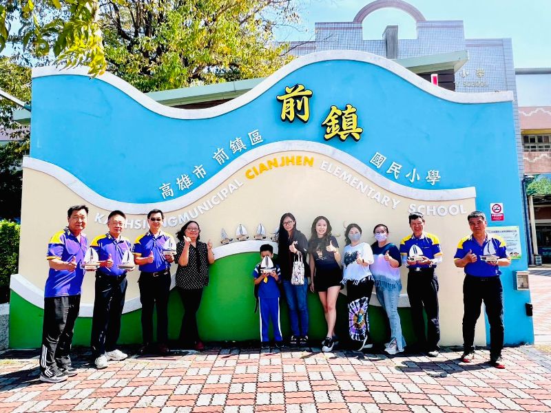 高雄市前鎮國小與屏東縣東港鎮大潭國小校長、家長會及志工團隊跨校合作，設計並組裝「無私分享號」彩色雷雕帆船與精緻QR Code雷雕小吊飾，在迎船儀式中致贈船員與與會貴賓。(漾新聞記者陳雯萍翻攝)
