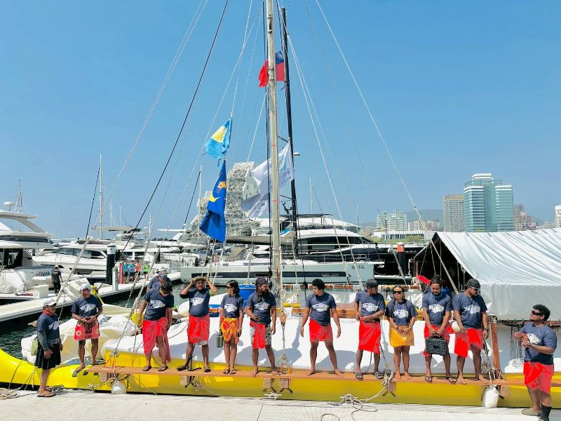 高雄市前鎮國小與屏東縣東港鎮大潭國小攜手準備象徵海洋文化情誼的彩色雷雕帆船紀念禮，在港灣的海風與掌聲中致贈船員，見證南島民族跨越國界的深厚連結。(漾新聞記者陳雯萍翻攝)