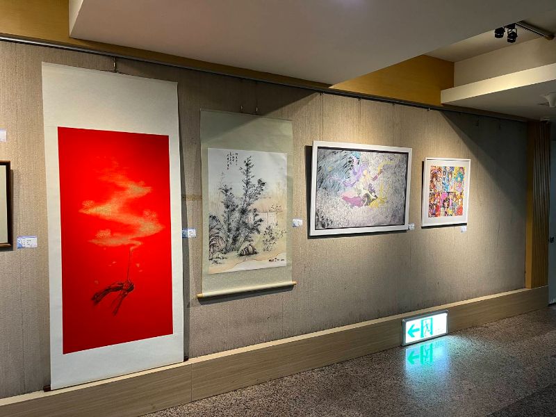 學生作品首次在高醫南杏藝廊的展出。（漾新聞記者陳雯萍攝）