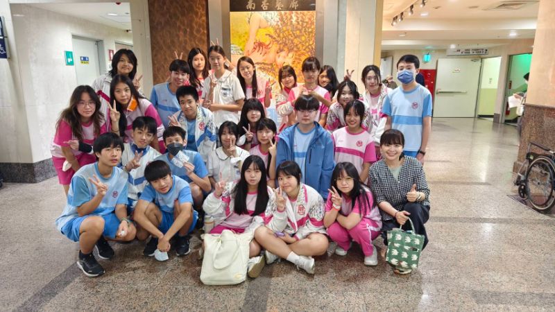 學生作品首次在高醫南杏藝廊的展出。（漾新聞記者陳雯萍攝）