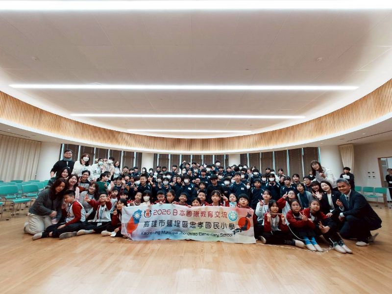 參訪日本四葉小學校-歡迎式大合照。 參訪日本四葉小學校-歡迎式大合照。