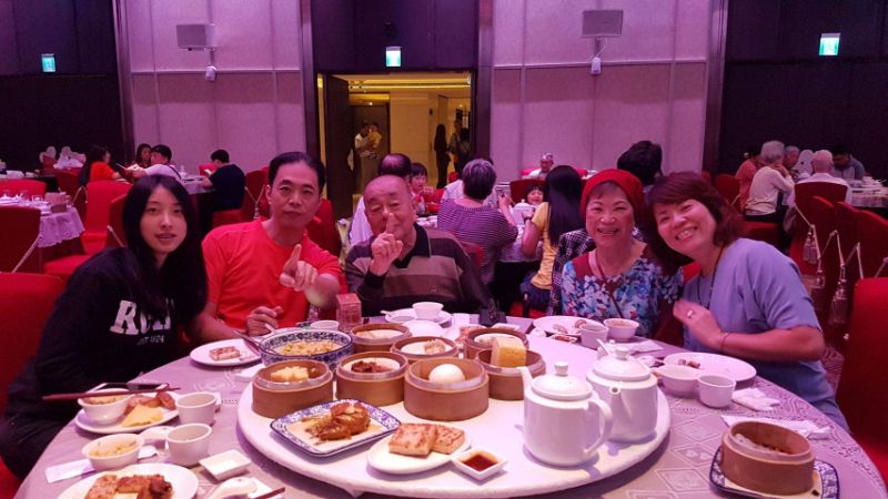 在婆婆人生最後的20多年，先生白博文特別將他們接來高雄同住，侍母至孝的他，隨時陪侍在側，照顧三餐，無微不至，也帶她吃遍高雄美食。