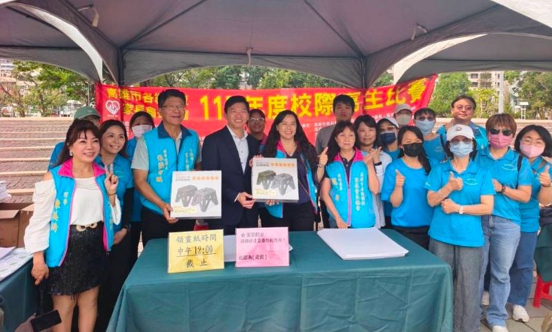 教育局長吳立森與高雄市各級學校家長會長協會理監事幹部群合影。 教育局長吳立森與高雄市各級學校家長會長協會理監事幹部群合影。