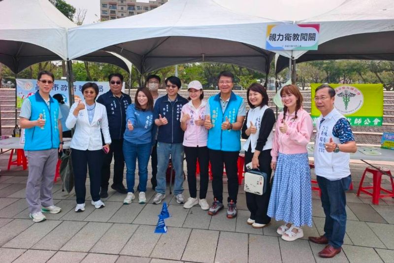 柯志恩立委與議員黃香菽、陳麗娜、許采蓁,及陳菁徽辦公室主任,都到場為參賽學生加油打氣。 柯志恩立委與議員黃香菽、陳麗娜、許采蓁,及陳菁徽辦公室主任,都到場為參賽學生加油打氣。