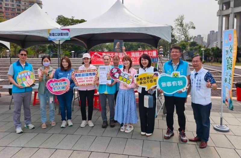 柯志恩立委與議員黃香菽、陳麗娜、許采蓁,及陳菁徽辦公室主任,都到場為參賽學生加油打氣。 柯志恩立委與議員黃香菽、陳麗娜、許采蓁,及陳菁徽辦公室主任,都到場為參賽學生加油打氣。