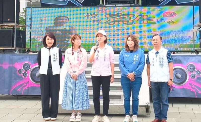 柯志恩立委與議員黃香菽、陳麗娜、許采蓁,及陳菁徽辦公室主任,都到場為參賽學生加油打氣。 柯志恩立委與議員黃香菽、陳麗娜、許采蓁,及陳菁徽辦公室主任,都到場為參賽學生加油打氣。
