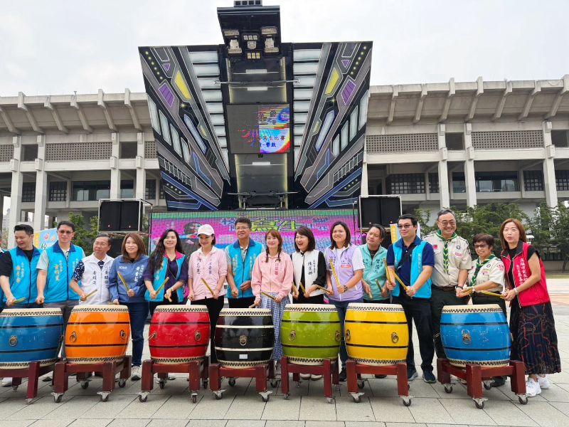 開幕擊鼓演出與大合照。 開幕擊鼓演出與大合照。