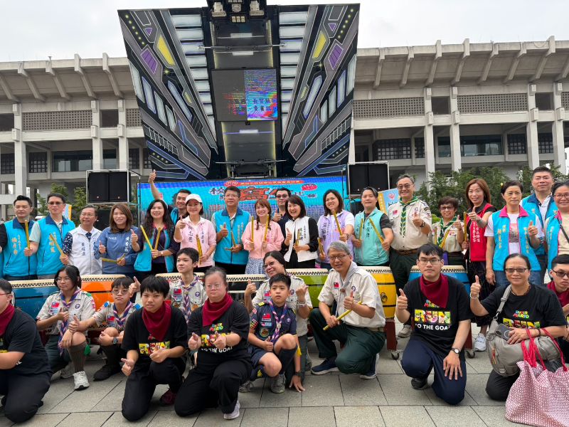 開幕擊鼓演出與大合照。 開幕擊鼓演出與大合照。