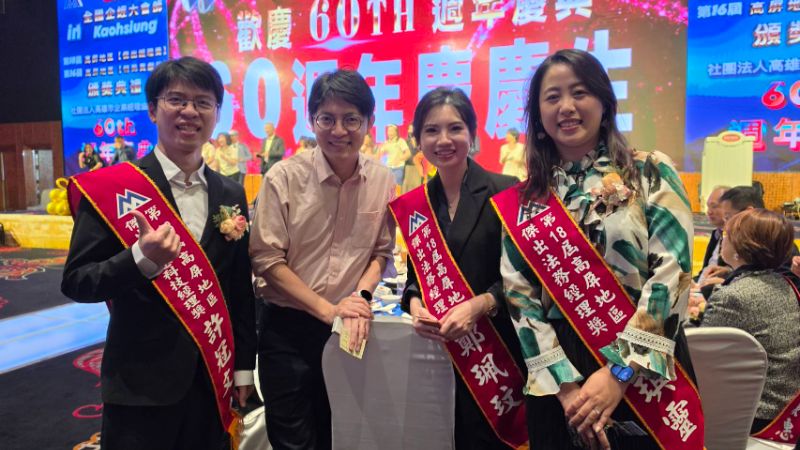 青年局長林楷軒與得獎者合影。（漾新聞記者陳雯萍攝）