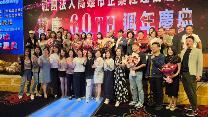 第18屆高屏地區傑出經理獎得獎者在頒獎典禮中接受親友的祝福，全體並合影留念，留下難忘的鏡頭。（漾新聞記者陳雯萍攝）