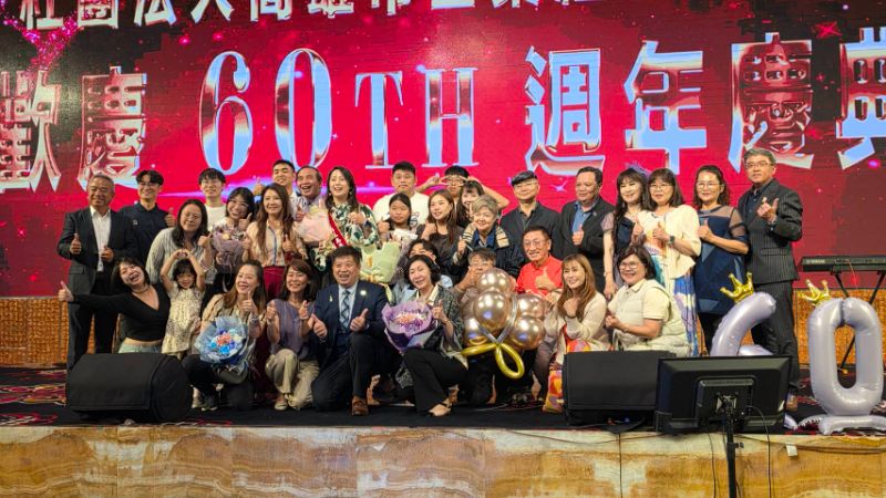 第18屆高屏地區傑出經理獎得獎者在頒獎典禮中接受親友的祝福，全體並合影留念，留下難忘的鏡頭。（漾新聞記者陳雯萍攝）