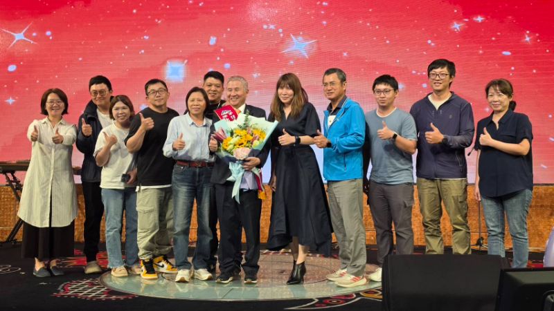 第18屆高屏地區傑出經理獎得獎者在頒獎典禮中接受親友的祝福，全體並合影留念，留下難忘的鏡頭。（漾新聞記者陳雯萍攝）