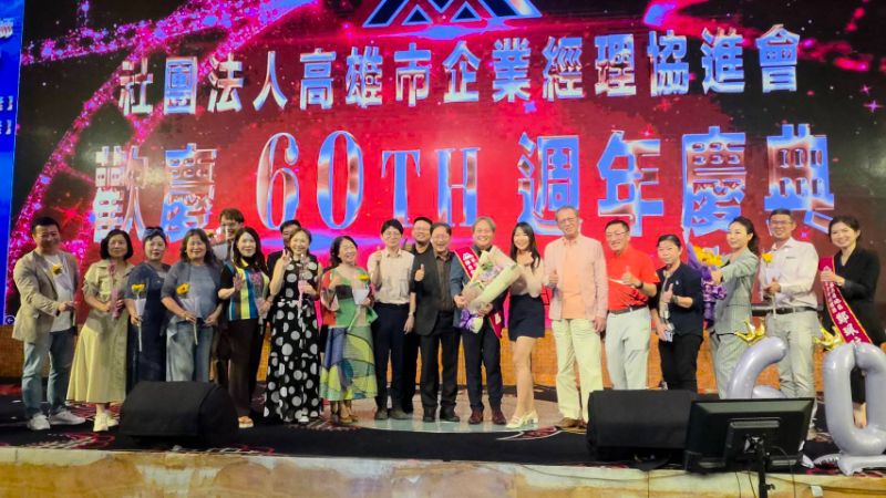 第18屆高屏地區傑出經理獎頒獎典禮，高雄市政府青年局長林楷軒專程為獲得企劃經理類傑出經理獎的主任律師何星磊與法務經理類傑出經理獎的鄭珮玟喝彩。（漾新聞記者陳雯萍攝）