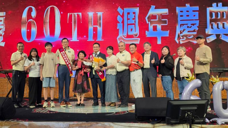 第18屆高屏地區傑出經理獎得獎者在頒獎典禮中接受親友的祝福，全體並合影留念，留下難忘的鏡頭。（漾新聞記者陳雯萍攝）