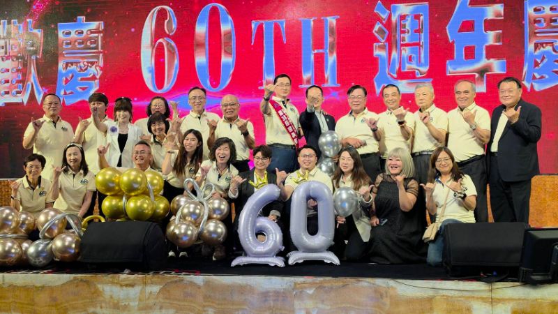 社團法人高雄市企業經理協進會主辦的「第18屆高屏地區傑出經理獎」暨「第16屆高屏地區特殊貢獻獎」正式頒獎並合影。（漾新聞記者陳雯萍攝）