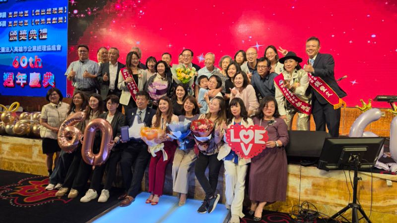 第18屆高屏地區傑出經理獎得獎者在頒獎典禮中接受親友的祝福，全體並合影留念，留下難忘的鏡頭。（漾新聞記者陳雯萍攝）