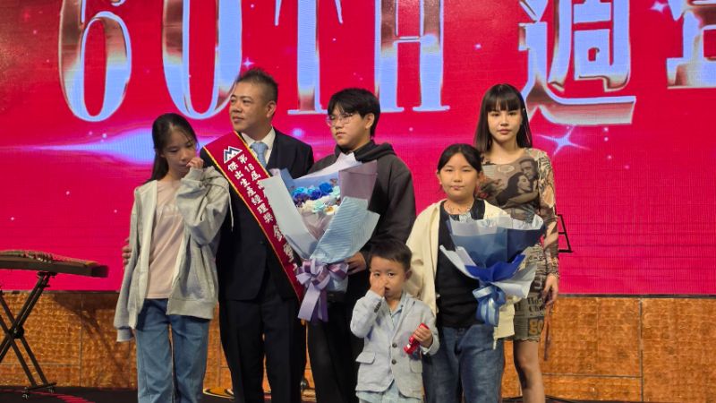 第18屆高屏地區傑出經理獎得獎者在頒獎典禮中接受親友的祝福，全體並合影留念，留下難忘的鏡頭。（漾新聞記者陳雯萍攝）