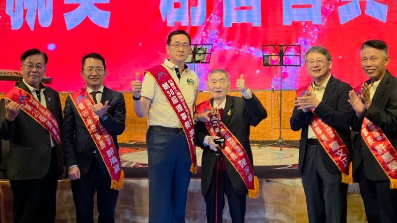 理事長李建興教授代表協進會，頒發終生成就獎給創會會員陳泳華。（漾新聞記者陳雯萍攝）