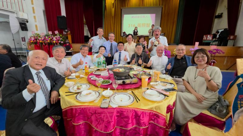 鳳中87年校慶與85級校友三十重聚，傑出校友、現任校長吳曉暢與老校長、家長會長鄭景文、文教基金會董事長任偉、工務局長楊慶富、立委校友林岱樺與許多傑出校友、貴賓同桌，歡慶鳳中人一年一度的喜慶。（漾新聞記者陳雯萍攝）