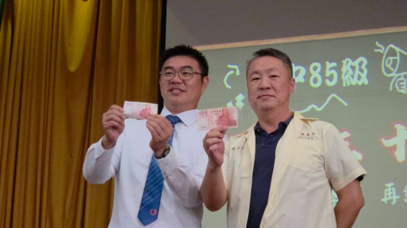 最後的神秘禮物「大摸彩」，更是讓人驚心動魄！原來黃照智還自掏腰包買來三支IPhone手機，分別是橘、藍、白三色。第一位被邀請上台抽獎的是校長吳曉暢，而箱子內的號碼牌，則是複印縮小版的「專屬生日百元鈔」。當第一位得獎校友上台時，真的是心喜若狂！（漾新聞記者陳雯萍攝）